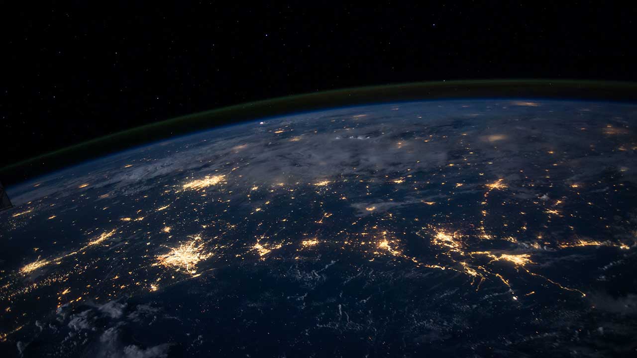 Weltkugel mit sichbaren Lichtern aus dem Weltraum