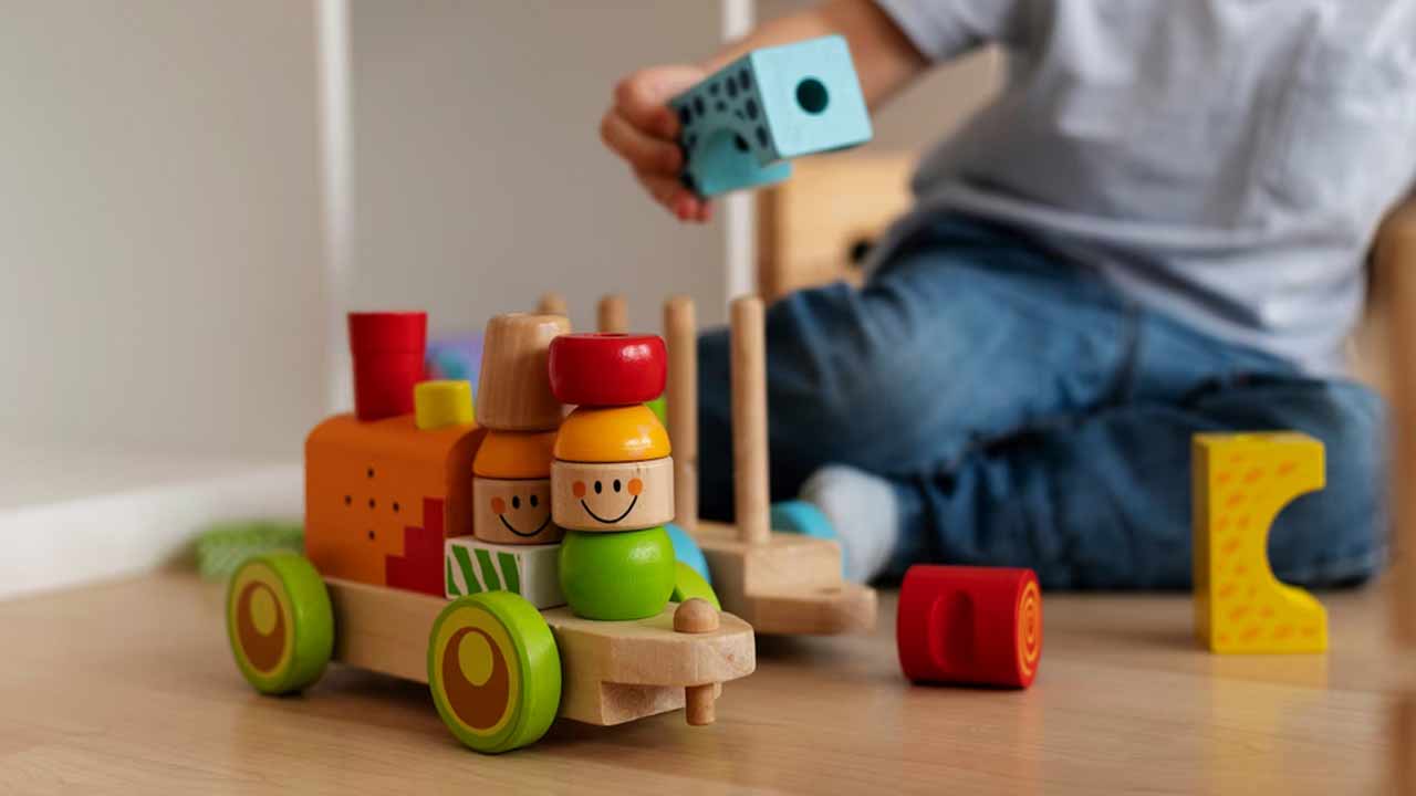 Spielzeug aus Holz und Kunststoff.