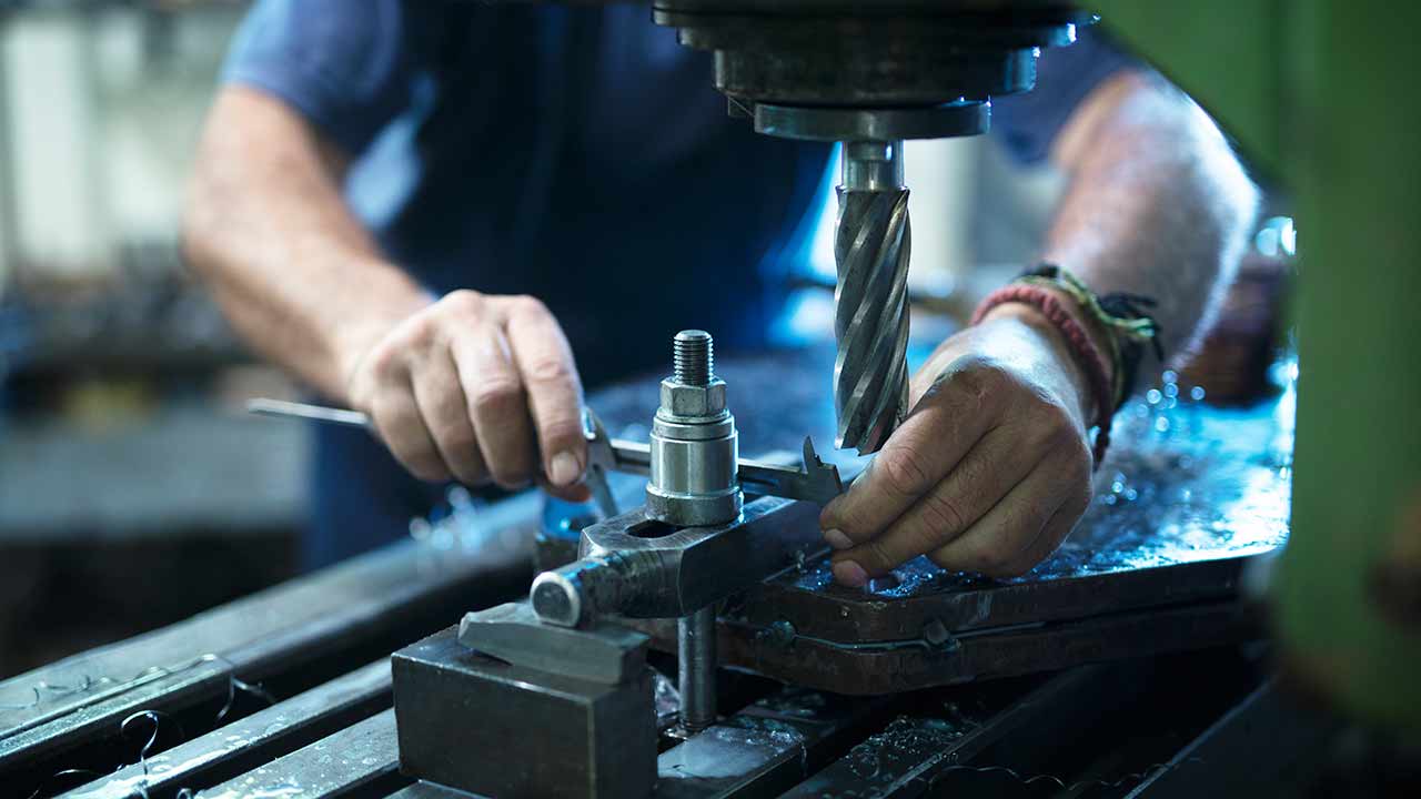 Herstellung von Vorrichtungen auf einer Fräsmaschine.